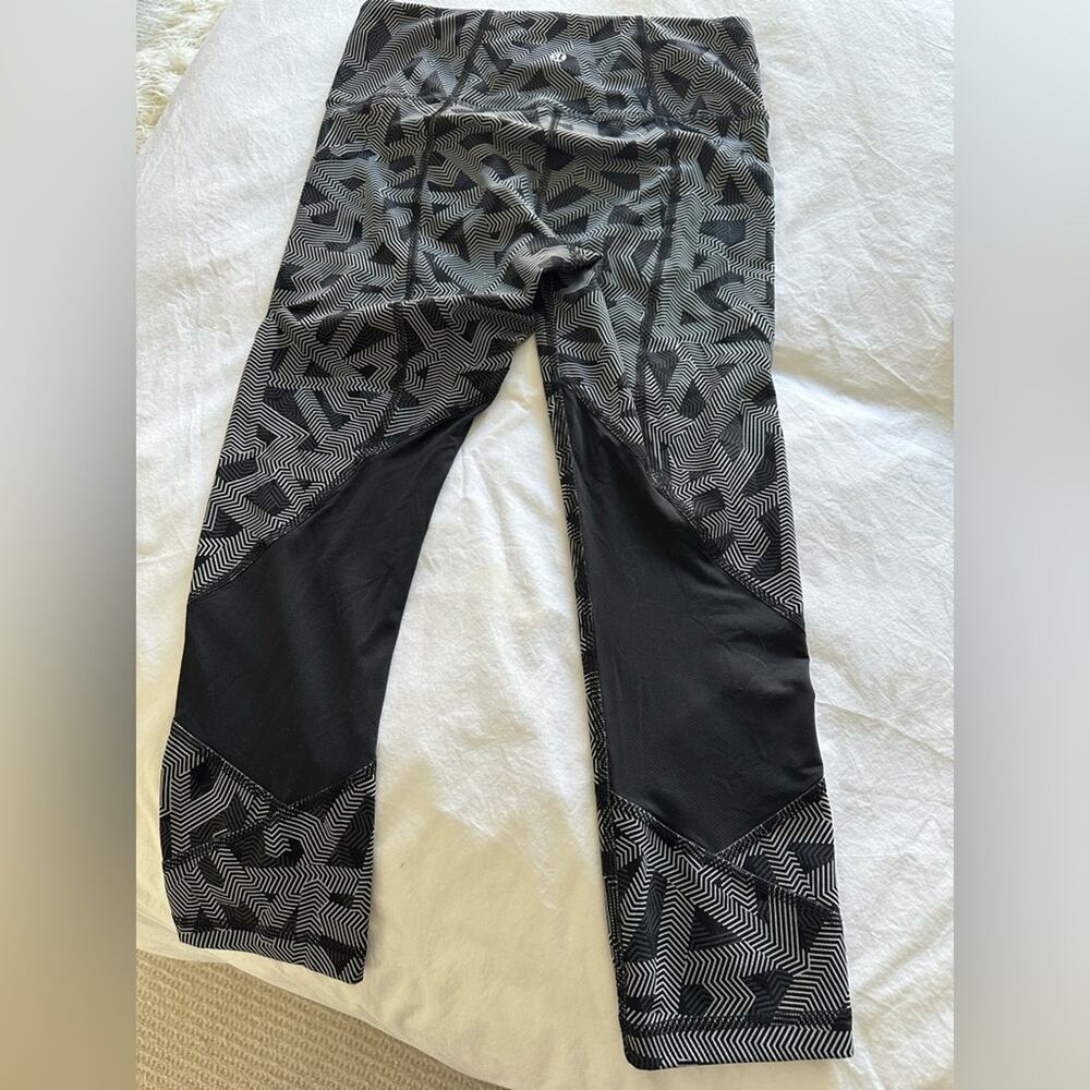 Lululemon Geometric Leggings, size 6 - Picture 9 of 9